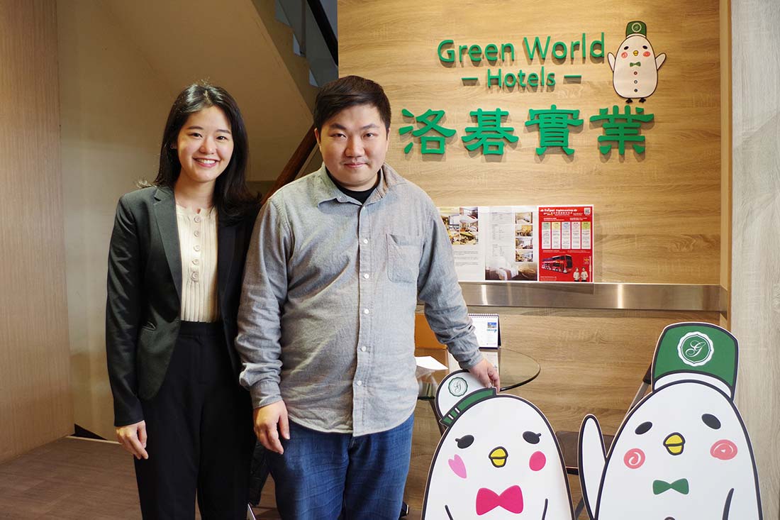 左起為田中系統專員、洛碁實業資訊部黃主任以及洛碁大飯店吉祥物