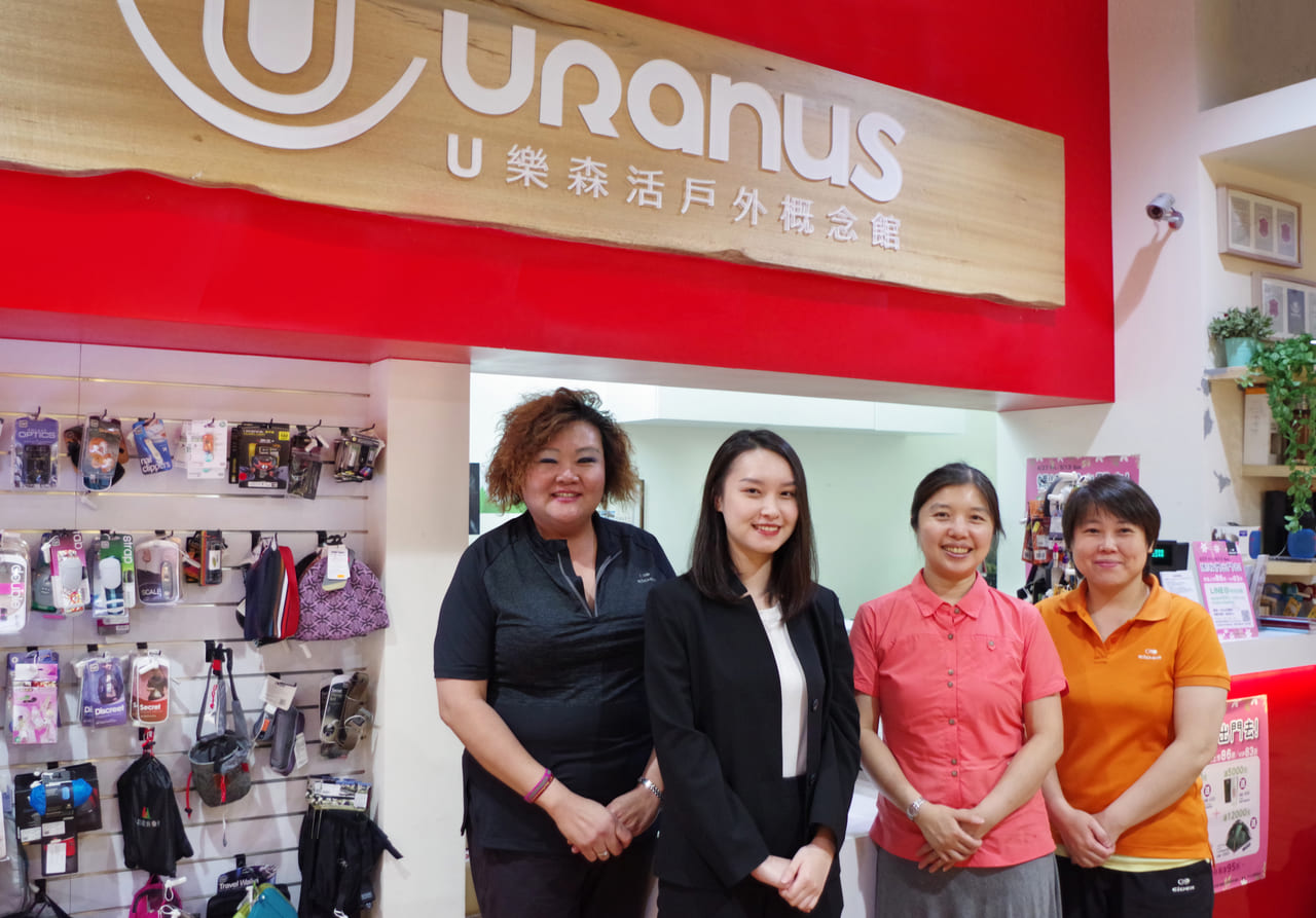 照片為Ü樂森活戶外 (左起)東門店林小姐、田中系統專員、管理部黃小姐、東門店楊店長